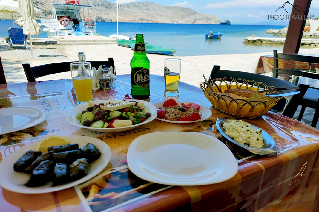 Vorspeisen sind angerichtet in einer Taverne am Meer