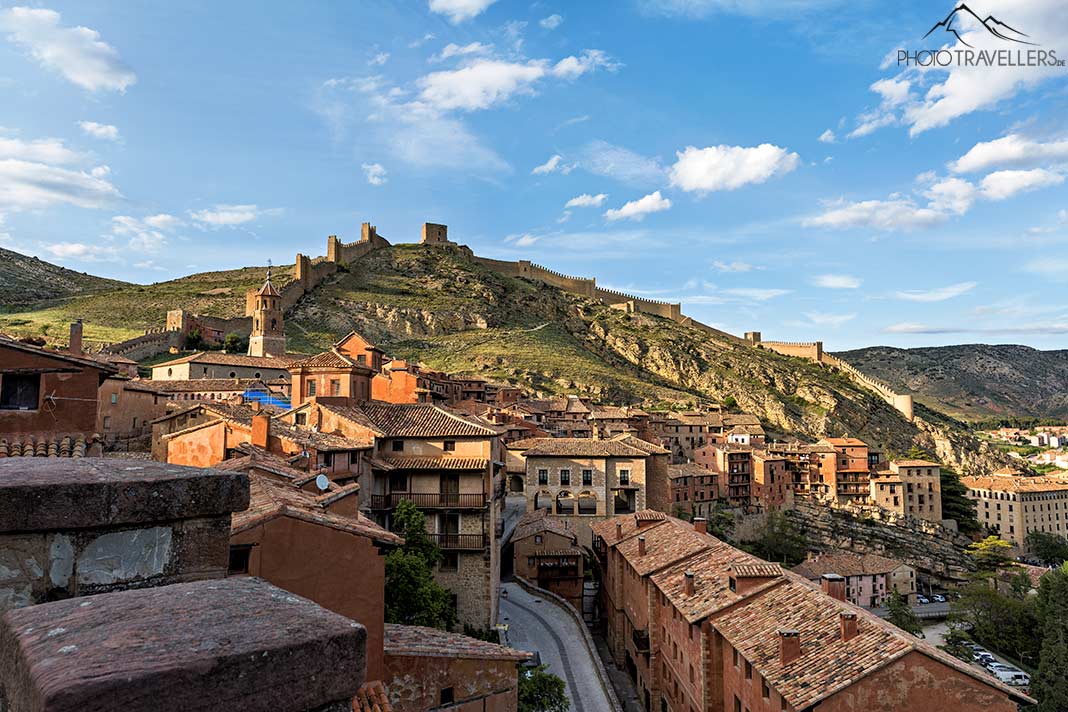Der Blick über Albarracin mit der Wehrmauer