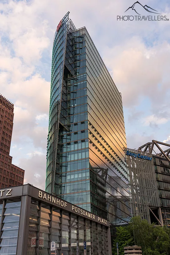 Die Hochhäuser am Potsdamer Platz in Berlin im Morgenlicht