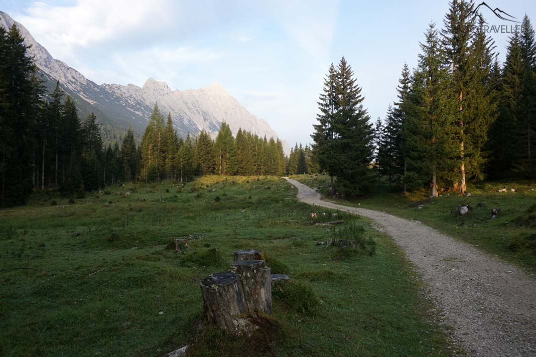 Ein breiter Wanderweg im Gaistal in Tirol