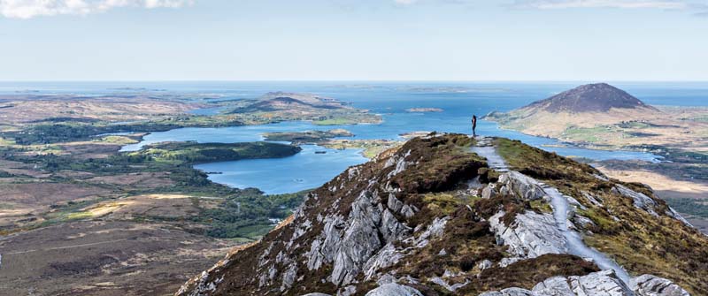 Reisebloggerin Biggi Bauer auf dem Diamond Hill, eine der schönsten Stationen unseres Irland-Roadtrips