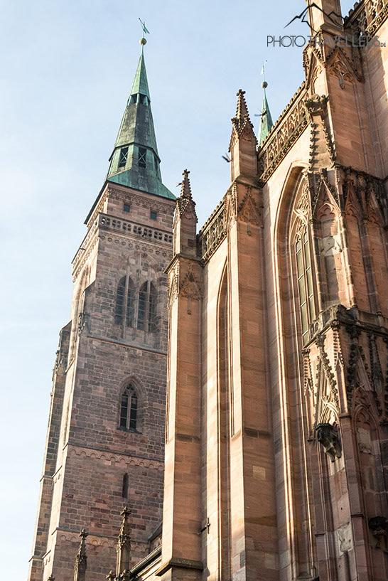 Die imposante Fassade der Sebalduskirche