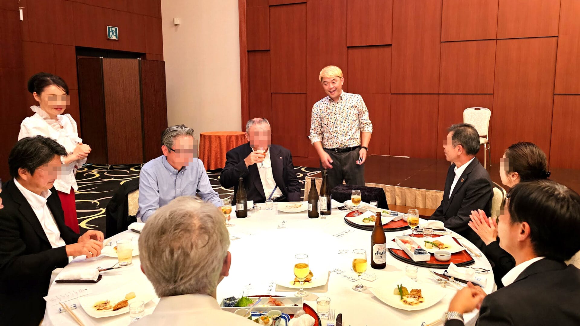 宴会の余興におすすめ!コンプレッサーのマジックショーで最高の盛り上がりを! 3 宴会の余興でテーブルマジック