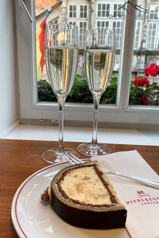 Zwei Sekt und ein Marzipankuchen im Café Niederegger in Lübeck