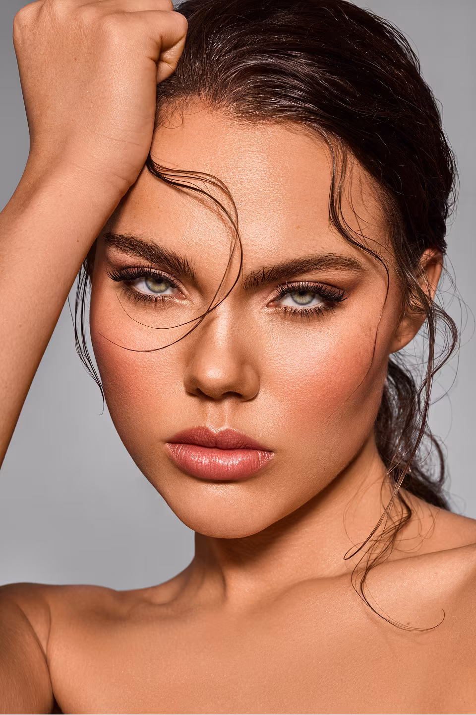 Frau mit Smokey-Eye-Make-up blickt in die Kamera