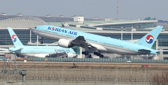 인천공항 제1터미널 계류장에서 대한항공 항공기가 이륙하고 있는 모습. 연합뉴스