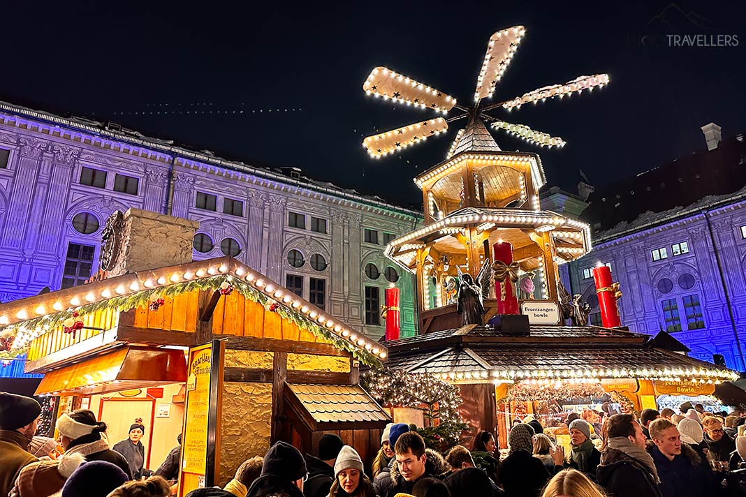Die Weihnachtspyramide im Weihnachtsdorf im Kaiserhof der Residenz in München