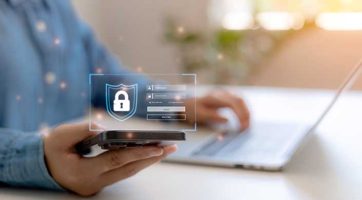 Eine Person hält ein Smartphone mit einem transparenten digitalen Login-Formular, das auf dem Bildschirm angezeigt wird. Im Hintergrund ist ein unscharfer Arbeitsplatz zu sehen.