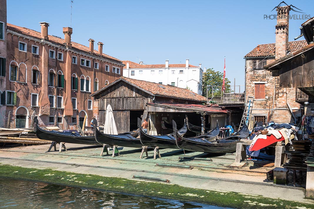 Vier Gondeln in der Gondel-Werkstatt Squero di San Trovaso in Venedig