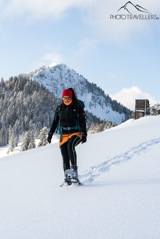 Biggi mit Schneeschuhen vor dem Fockenstein