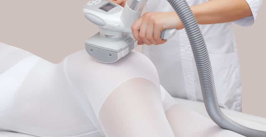 The masseur is preparing to make an hardware anti-cellulite massage in a beauty salon. The masseur is preparing to make an hardware anti-cellulite massage in a beauty salon.