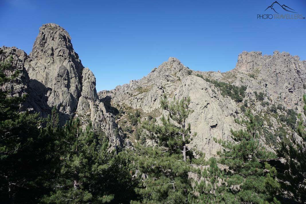 Der Blick vom Pass Col de l'Oiseau auf die Bavella-Türme