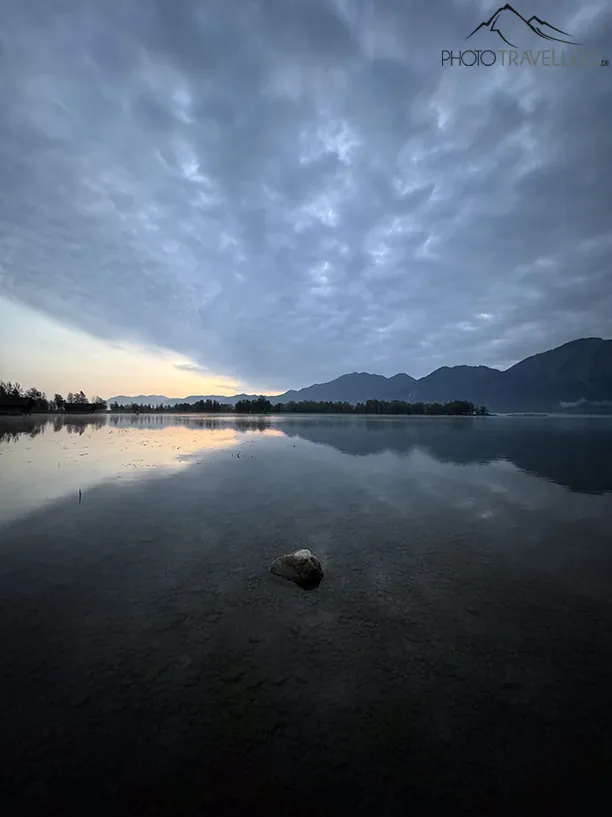 Der Kochelsee in Bayern am Morgen, aufgenommen mit der Ultraweitwinkelkamera vom iPhone 15 Pro Max