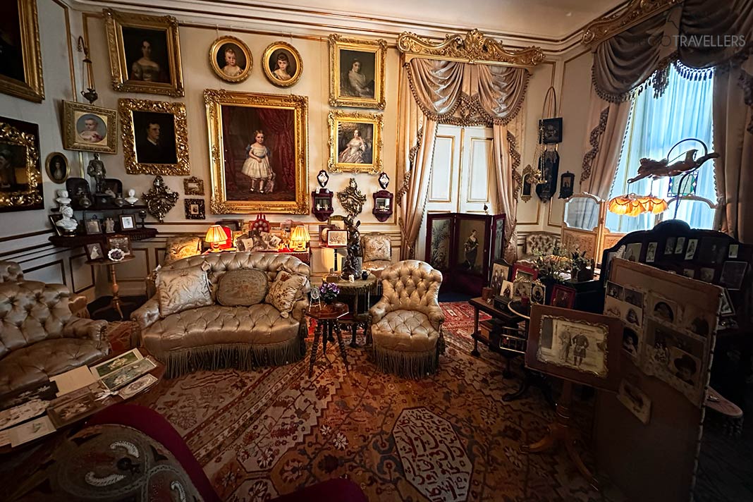 Ein imposanter Raum in Schloss Amalienborg in Kopenhagen