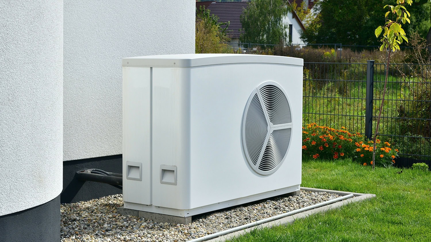 Mit reversiblen Wärmepumpen bieten wir Heizung und Kühlung in einer Anlage. Mit reversiblen Wärmepumpen bieten wir Heizung und Kühlung in einer Anlage.