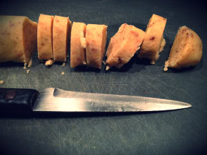 Découpe du boudin de pâte pour sablés. Découpe du boudin de pâte pour sablés.