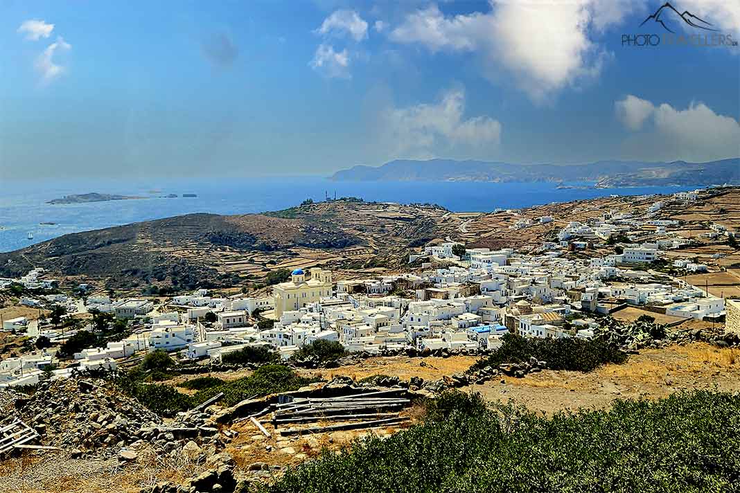 Die weißen, kubischen Häuser der Chora reihen sich auf einem Plateau über dem Meer aneinander