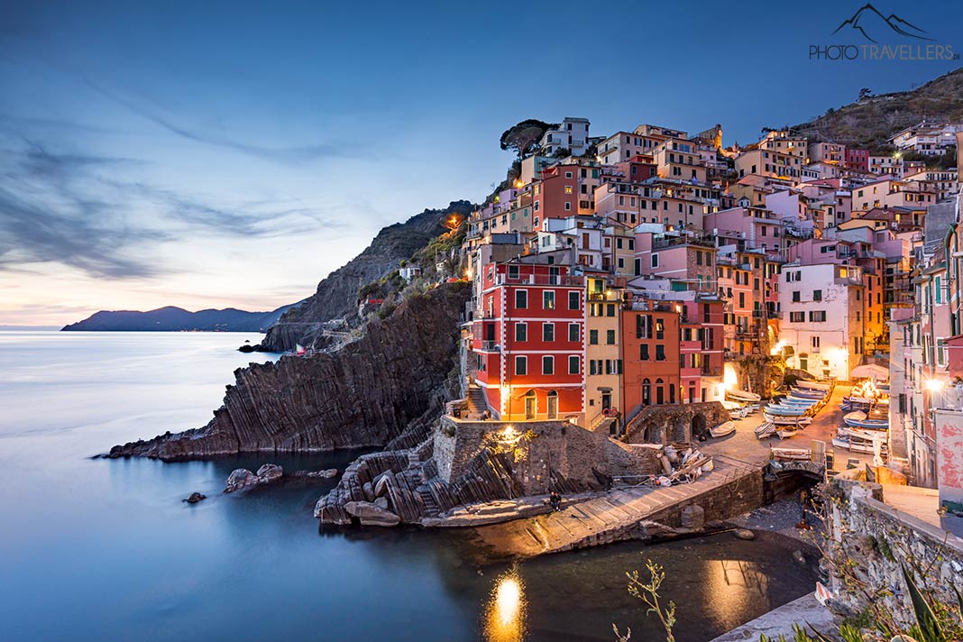 Der Blick auf den Ort Riomaggiore am Abend