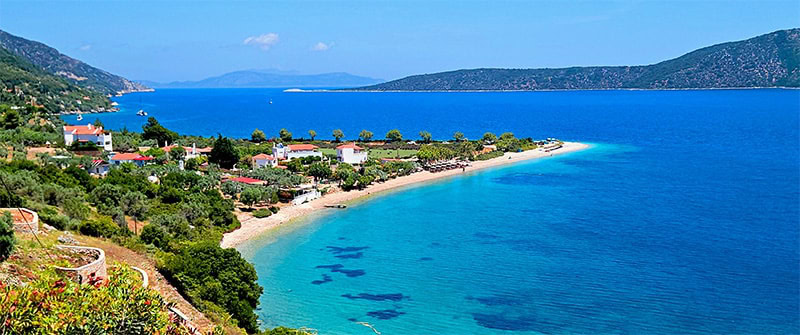 Die Landzunge mit dem schmalen Sandstrand Agios Dimitros ist einer der beliebtesten Badeplätze auf Alonnisos