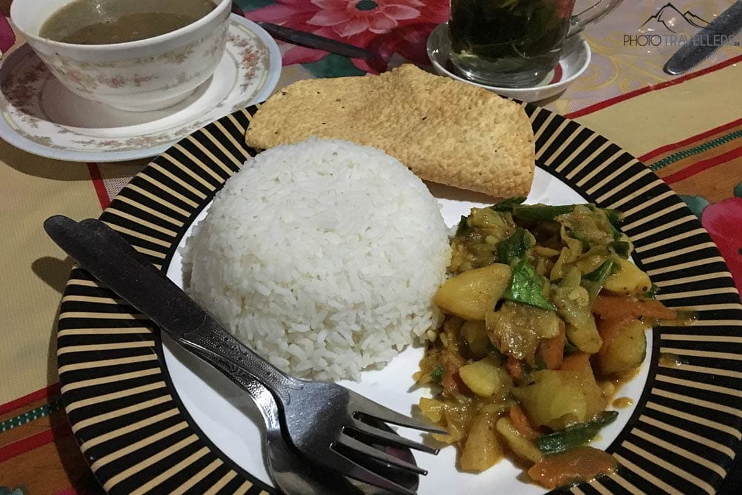Ein Teller mit Dal Bhat, das typische Essen in Nepal