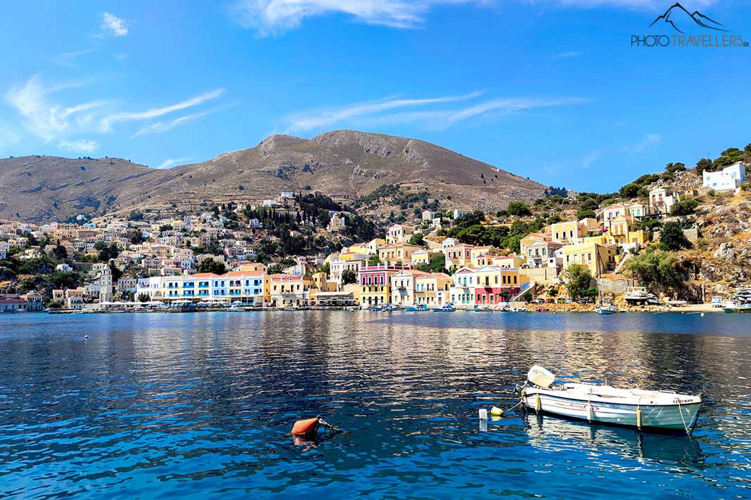 Ein kleines Boot dümpelt im Hafen von Gialos auf Symi