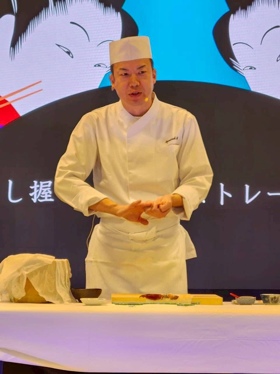 富山駅が巨大な寿司ストリートに!?すしフェスティバル2025出演レポート 4 すしフェスティバルのステージイベントで、真剣な表情で寿司を握る職人のデモンストレーション