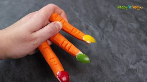 Hexenfinger aus Karotten als gesunde Halloween Idee für Kinder