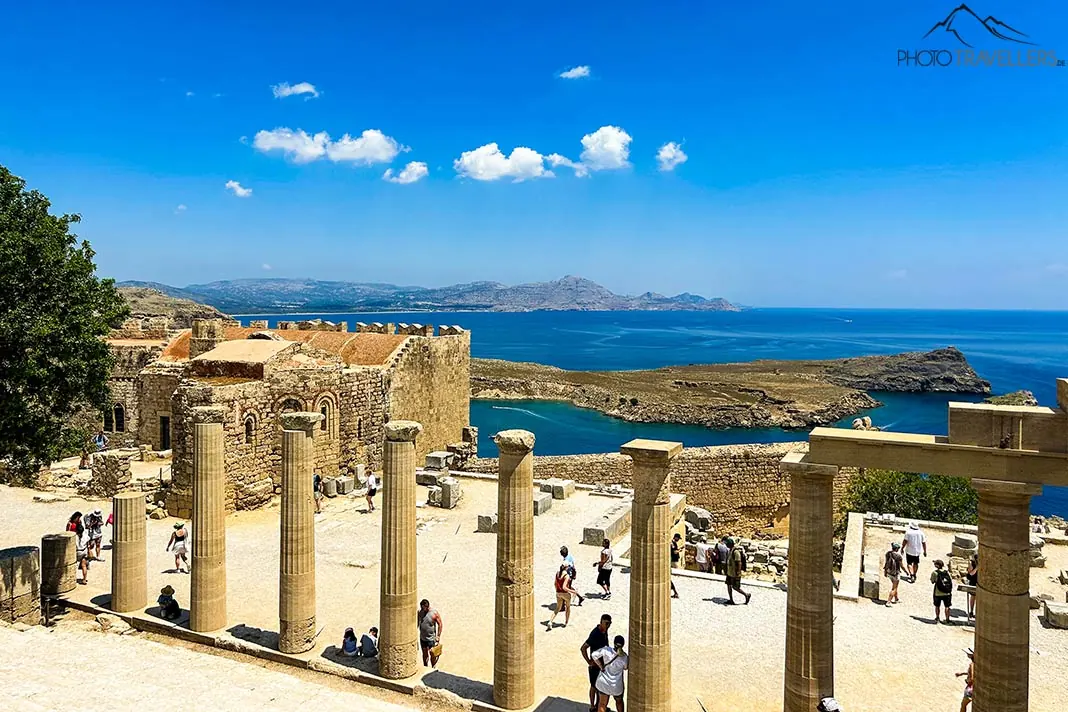 Die Säulen der Akropolis hoch oben über Lindos mit Blick aufs Meer
