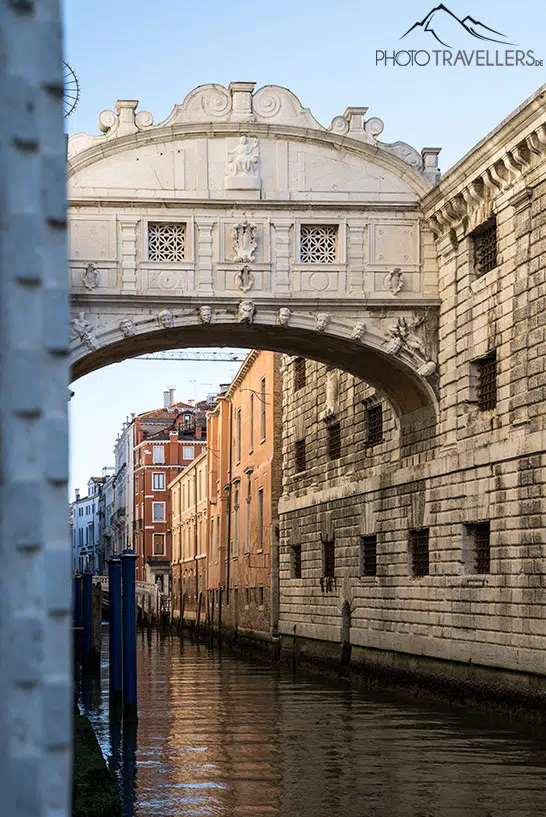 Die Seufzerbrücke in Venedig mit Wasser darunter