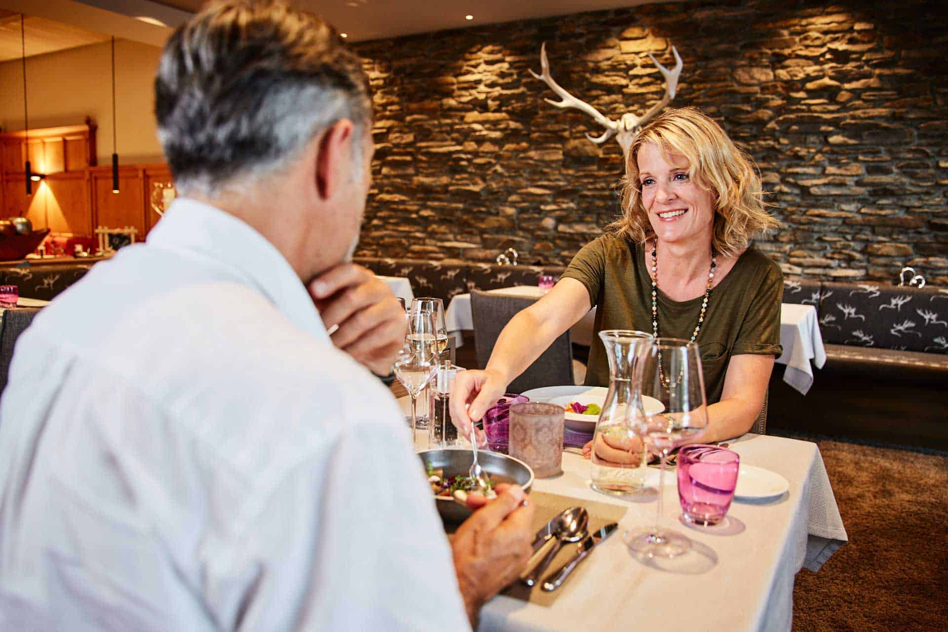 Paar beim Abendessen in unserem Restaurant