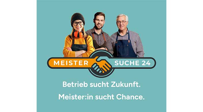 Bild von Logo meistersuche24.de Drei lächelnde Menschen in Arbeitskleidung stehen nebeneinander vor blauem Hintergrund. In der Mitte sind zwei Hände, die sich schütteln, und Text auf Deutsch.