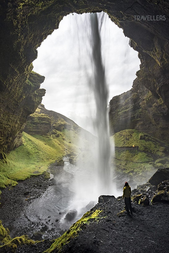 Reisebloggerin Biggi Bauer in der Höhle mit dem Wasserfall Kvernufoss