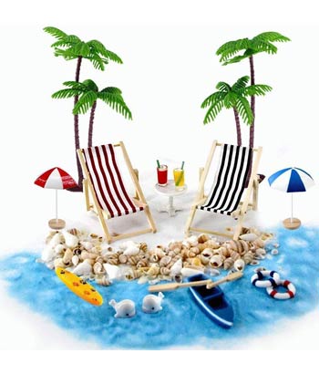 Eine Mikrolandschaft mit Palmen und Strandliegen
