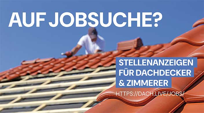Ein Arbeiter installiert Dachziegel auf einem Gebäude unter blauem Himmel, mit teilweise sichtbarem Text und Baugerüst im Vordergrund.