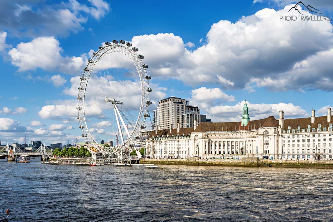 Blick über die Themse auf das Riesenrad London Eye