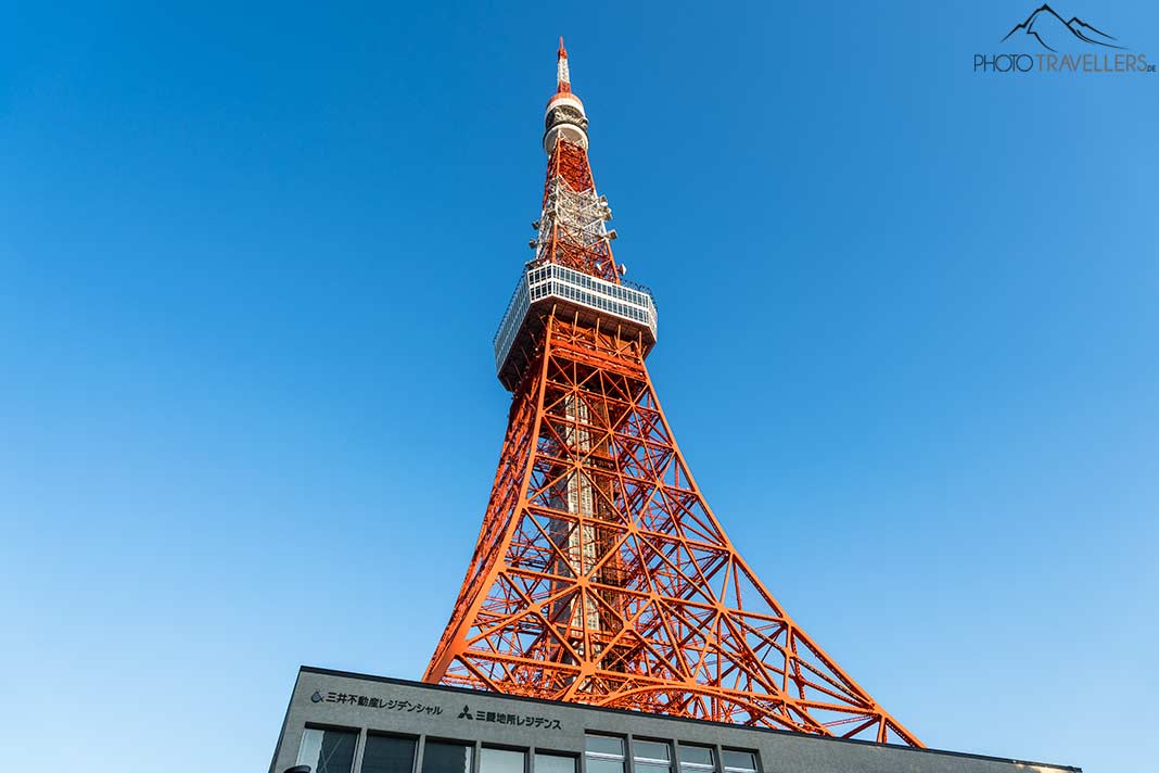 Der Blick von unten auf den Tokyo Tower