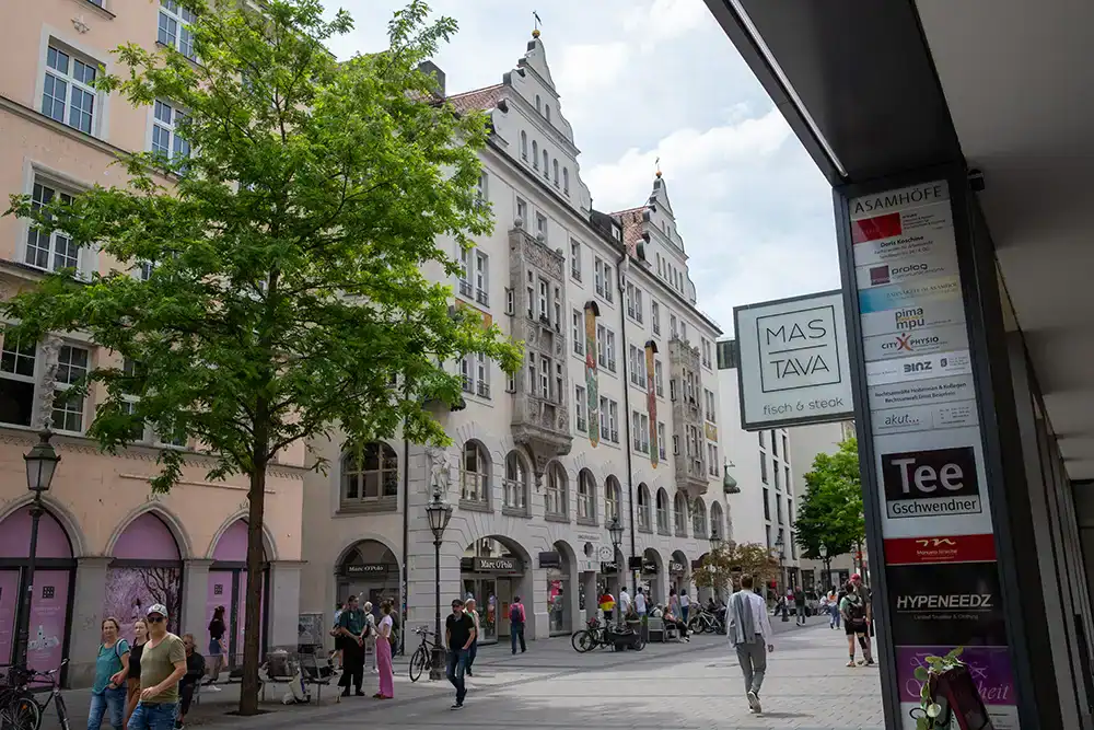 Außenansicht des Praxisgebäudes in der Münchner Innenstadt – Dermatologie am Sendlinger Tor