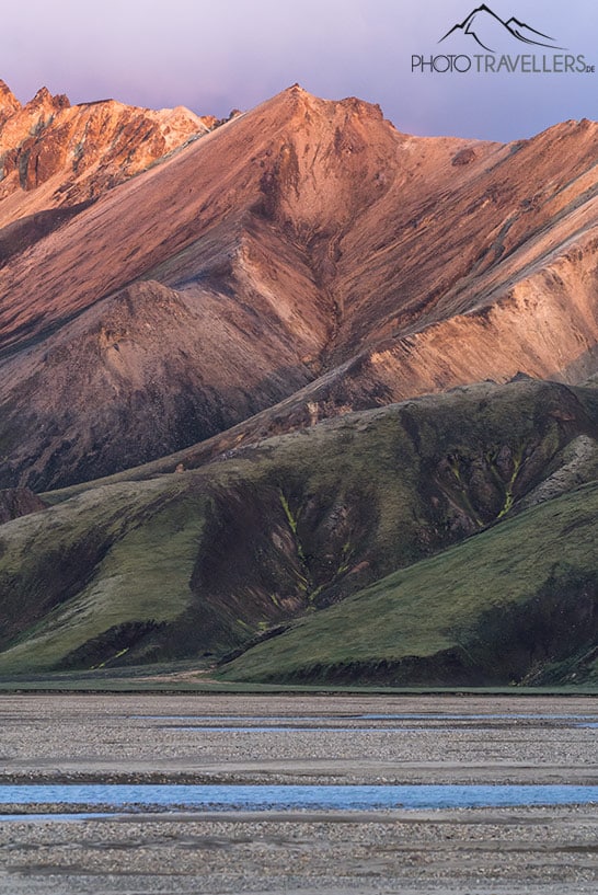 Bunte Berge im Abendlicht in der Nähe von Landmannalaugar