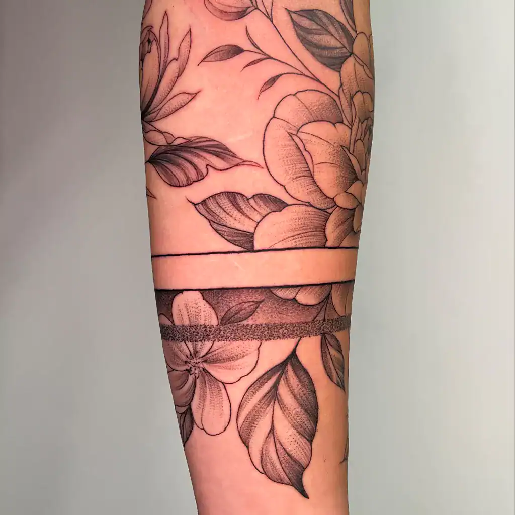 Fineline, Whip Shading Tattoos Blumenarmband Tattoo Illustration - Fineline Tattoo München
