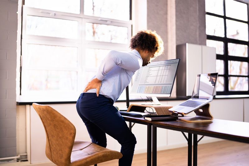 Ergonomie am Bildschirmarbeitsplatz – richtig sitzen am PC ergonomischer-arbeitsplatz-rueckenschmerzen
