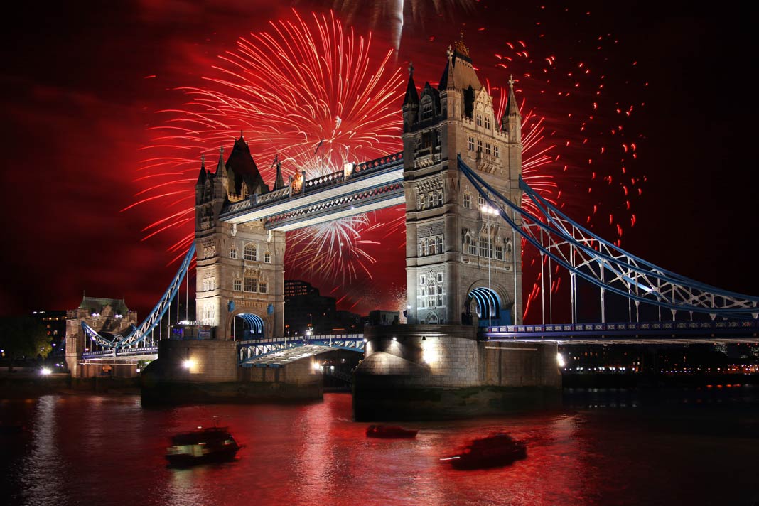 Feuerwerk über der Tower Bridge in London