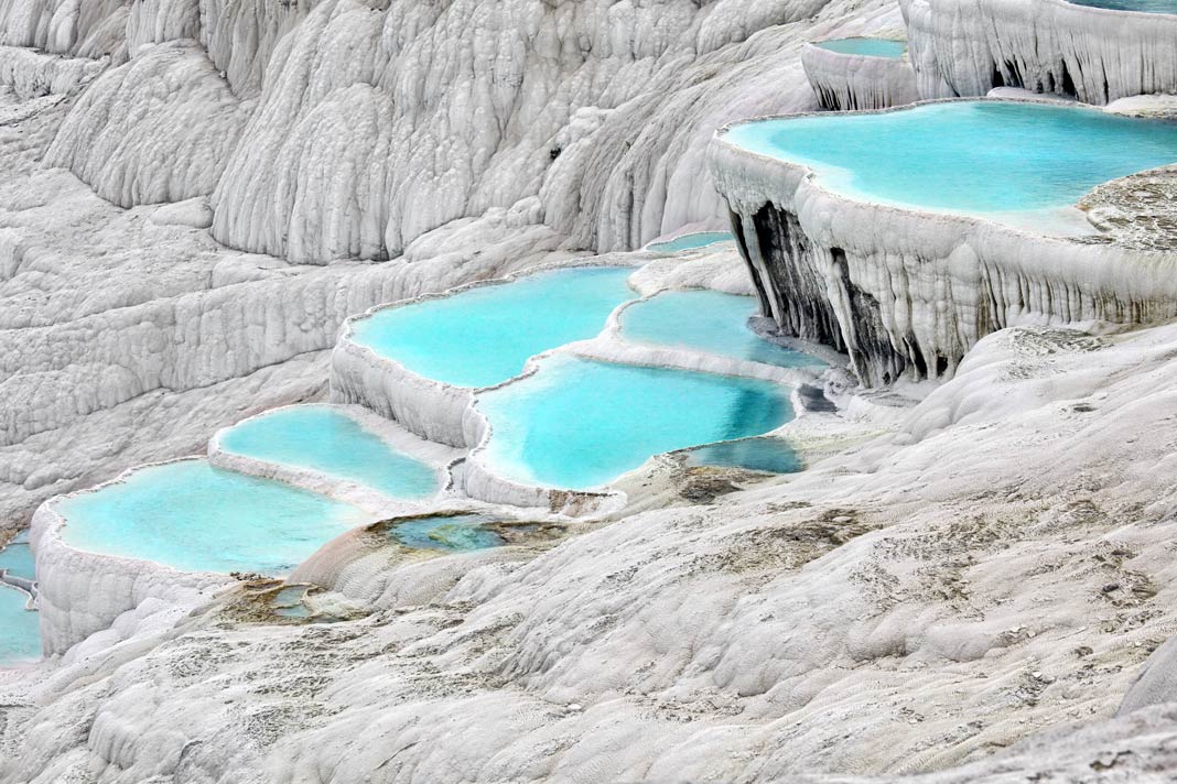 Die Kalksinterterrassen in Pamukkale in der Türkei