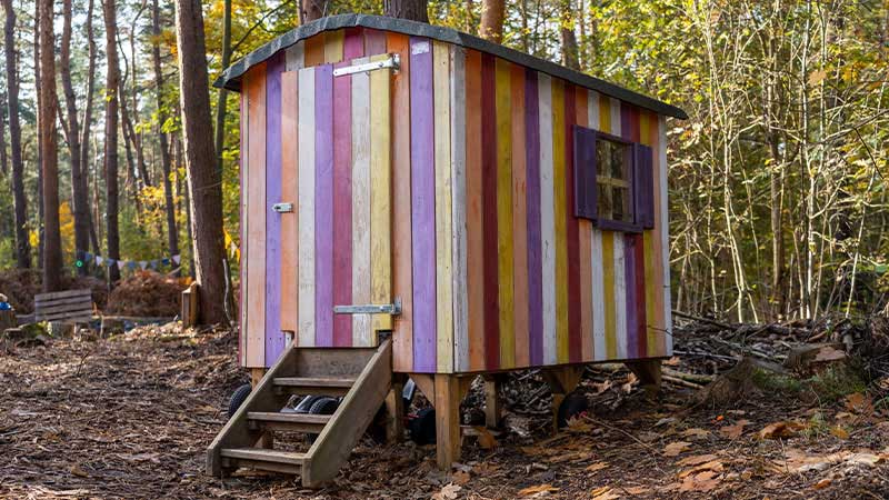 Dieses Bild zeigt eine bunte Holzhütte