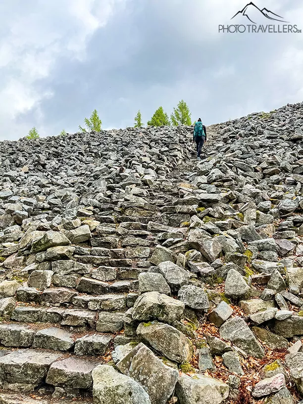Biggi auf der Steintreppe hinauf zum Hunnenring