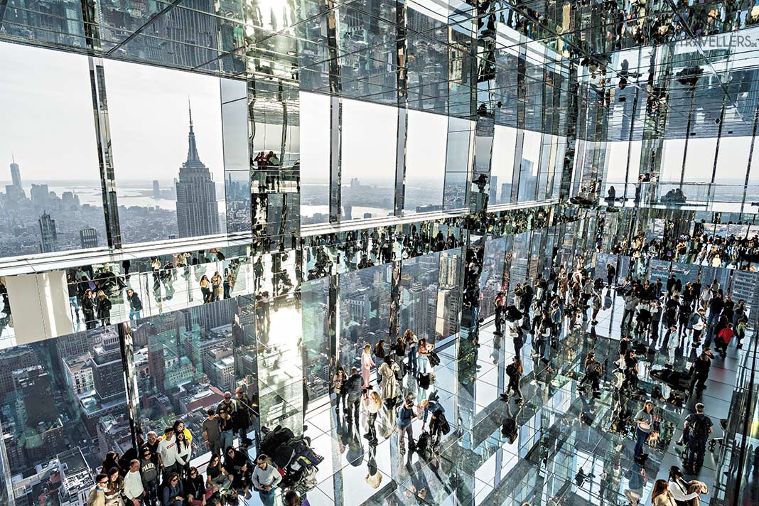 Besucher in der gläsernen Aussichtsplattform Summit One Vanderbilt mit Blick auf das Empire State Building