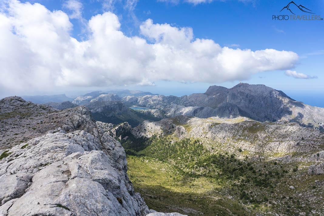 Der Blick vom Massanella-Gipfel über die Berglandschaft mit dem Puig Major