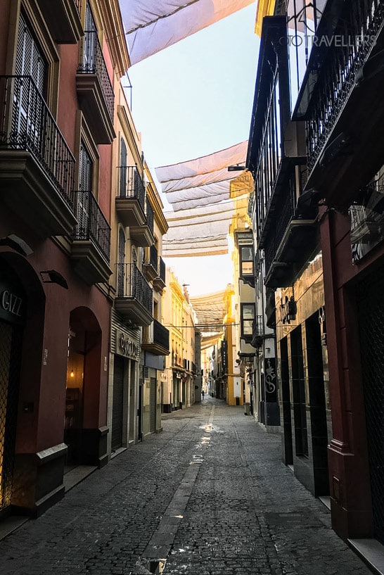 Blick in eine leere Gasse im Stadtviertel Santa Cruz