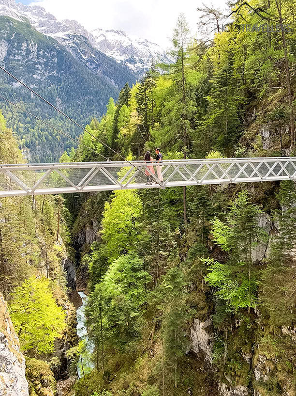 Zwei Besucher auf der Panoramabrücke in der Leutaschklamm