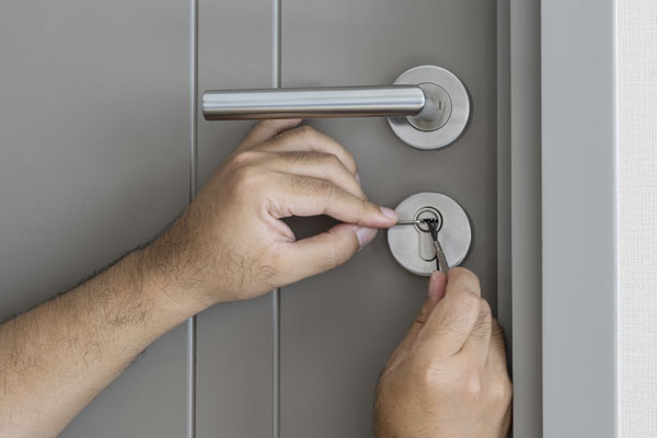 How do locksmiths open doors? - Wynns Locksmiths Blog