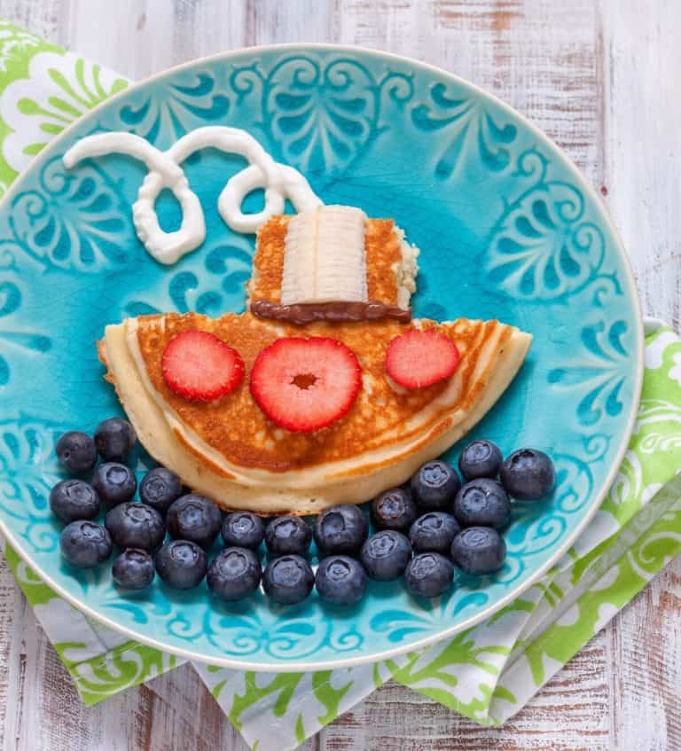 Pancake für Kinder als Dampfschiff auf See dekoriert